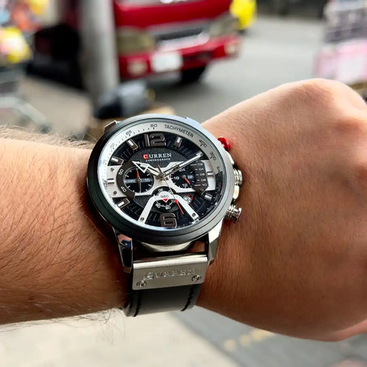Reloj Curren 8329 Plata Negro puesto en muñeca hombre look casual elegante