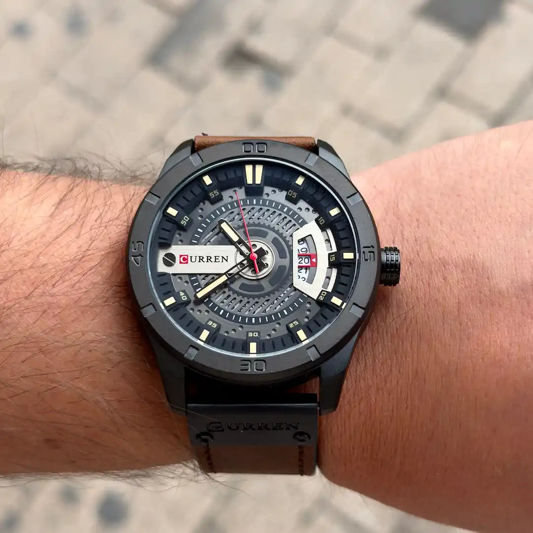 Reloj Curren 8301 café con negro puesto en muñeca hombre look casual elegante