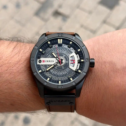Reloj Curren 8301 café con negro puesto en muñeca hombre look casual elegante