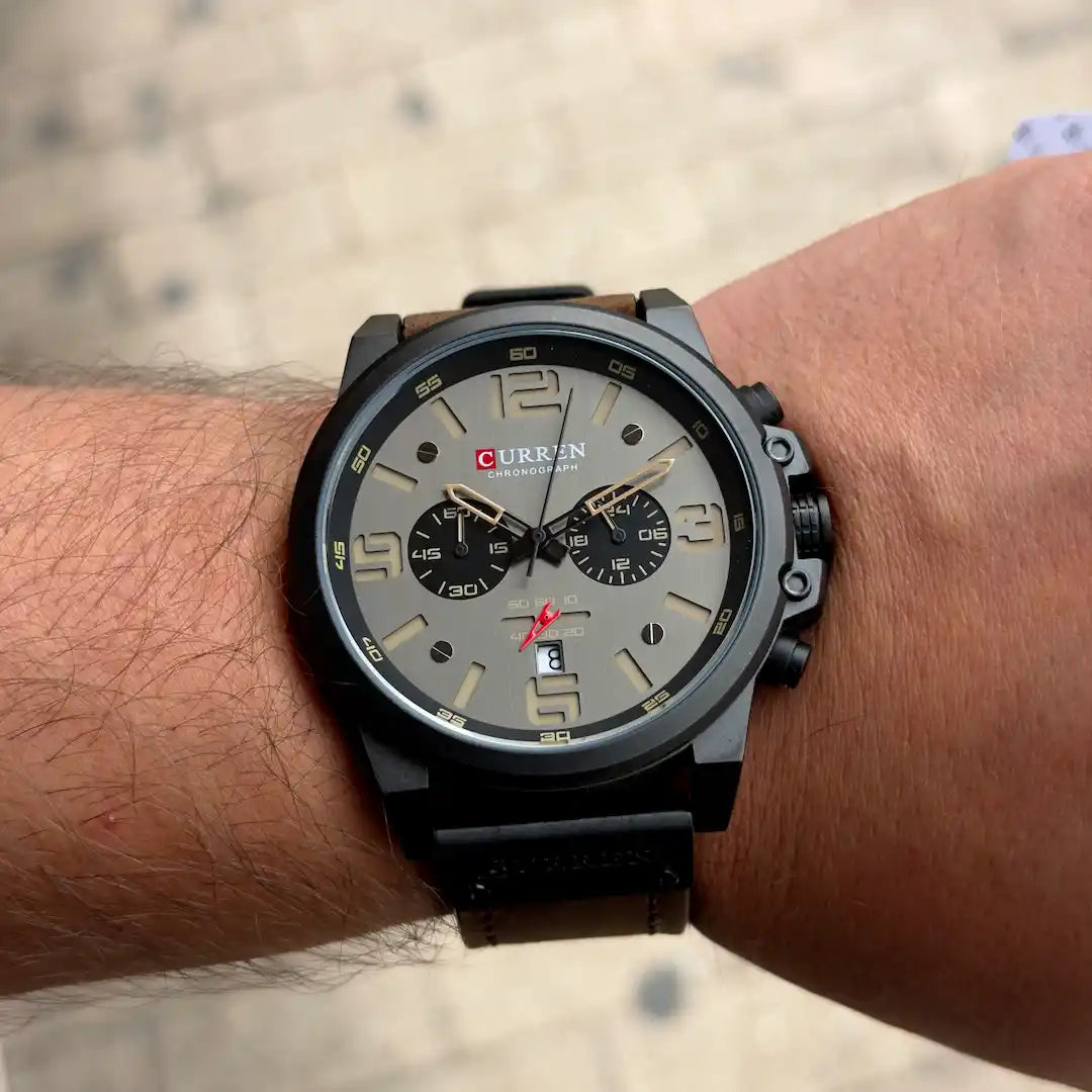 Reloj Curren 8314 Negro Café puesto en muñeca hombre look casual elegante