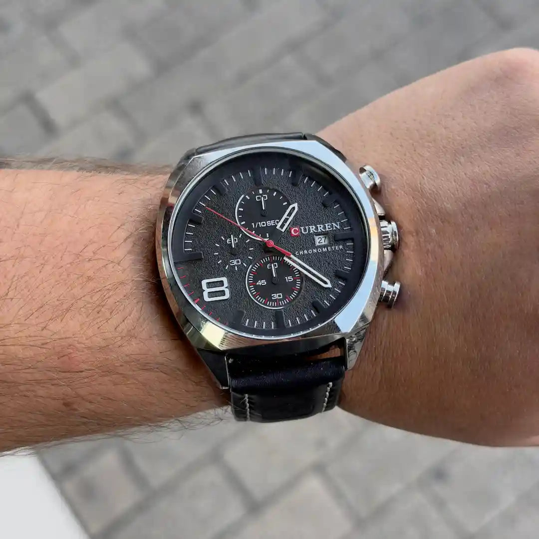 Reloj Curren 8324 Negro Negro puesto en muñeca hombre look casual elegante