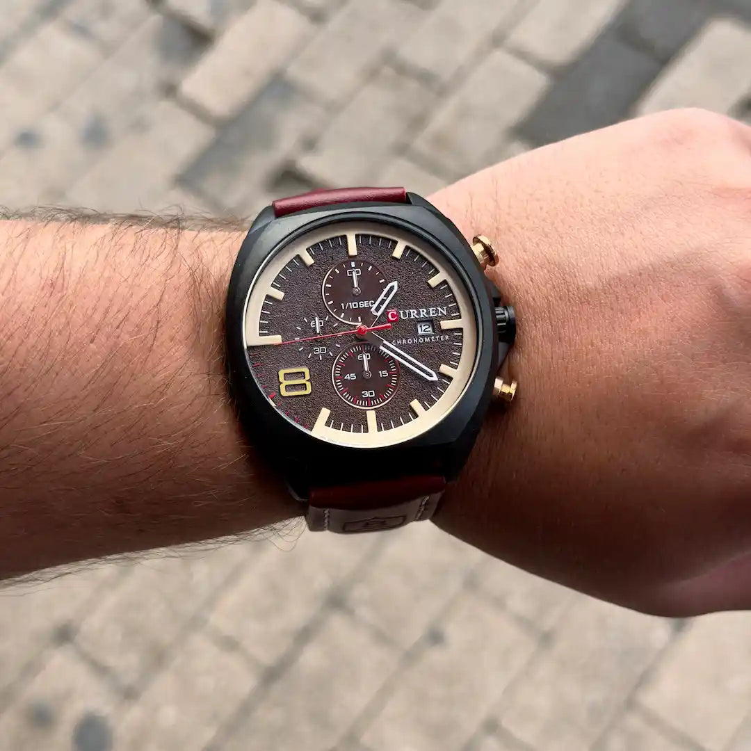 Reloj Curren 8324 café con vino tinto puesto en muñeca hombre look casual elegante