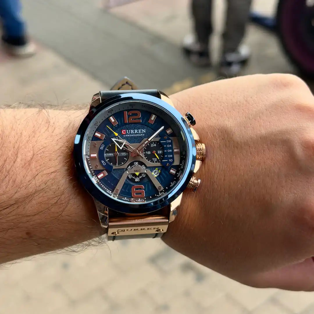 Reloj Curren 8329 Cobre Azul puesto en muñeca hombre look casual elegante