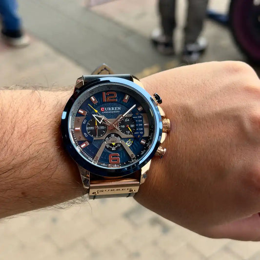 Reloj Curren 8329 Cobre Azul puesto en muñeca hombre look casual elegante