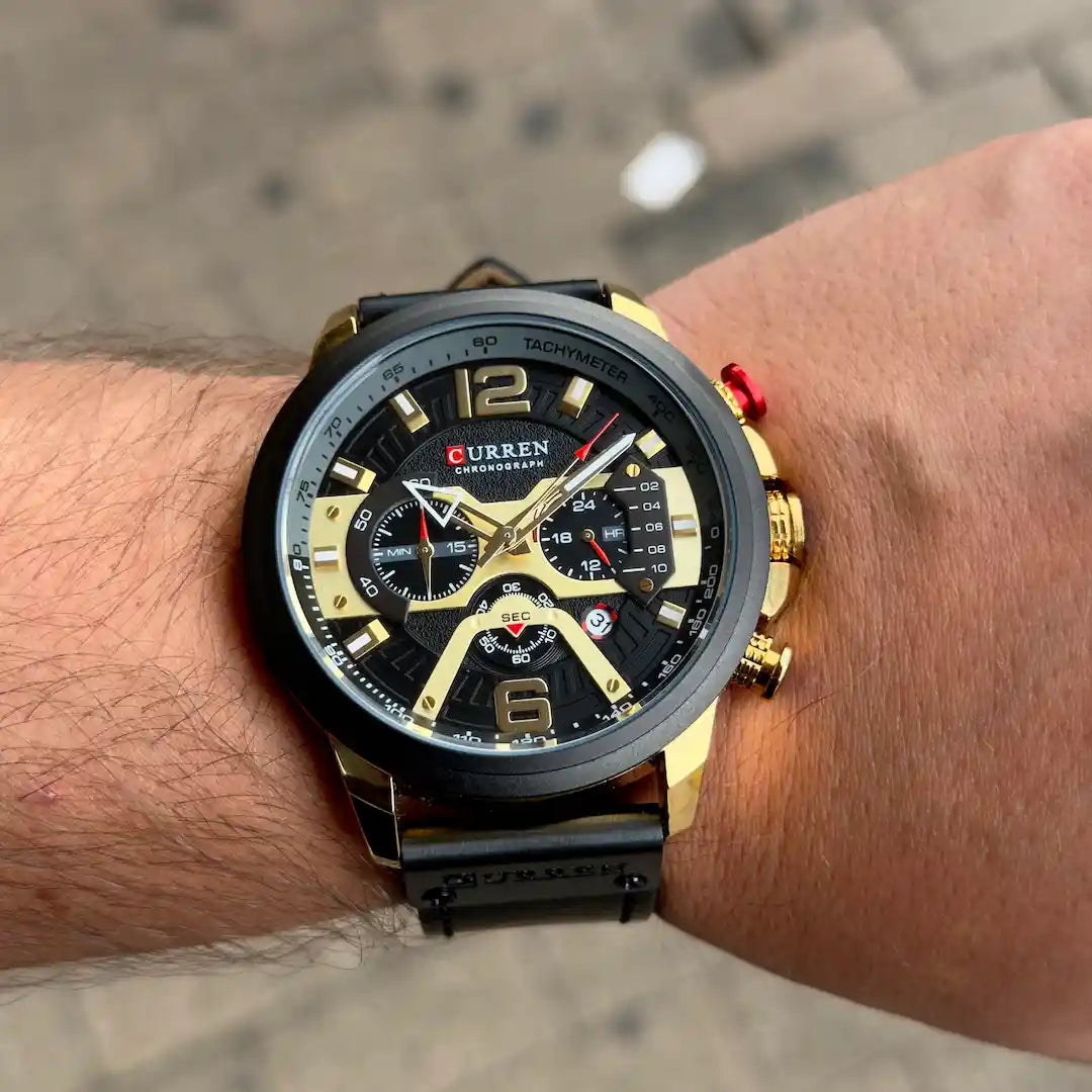 Reloj Curren 8329 dorado negro puesto en muñeca hombre look casual elegante