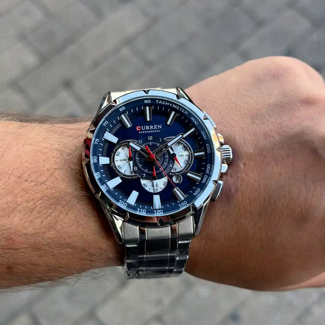 Reloj Curren 8363 Plata Azul puesto en muñeca hombre look casual elegante