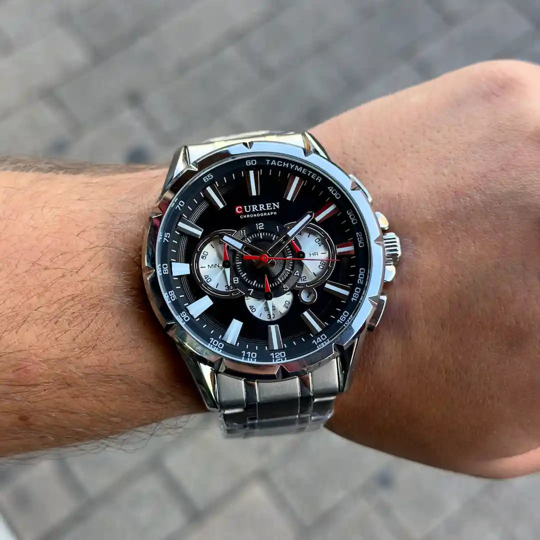Reloj Curren 8363 Plata Negro puesto en muñeca hombre look casual elegante