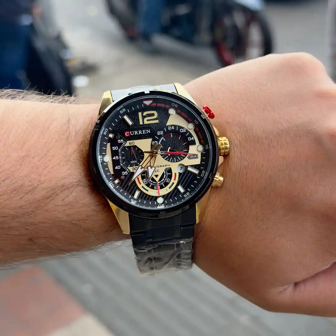 Reloj Curren 8395 Dorado Negro puesto en muñeca hombre look casual elegante