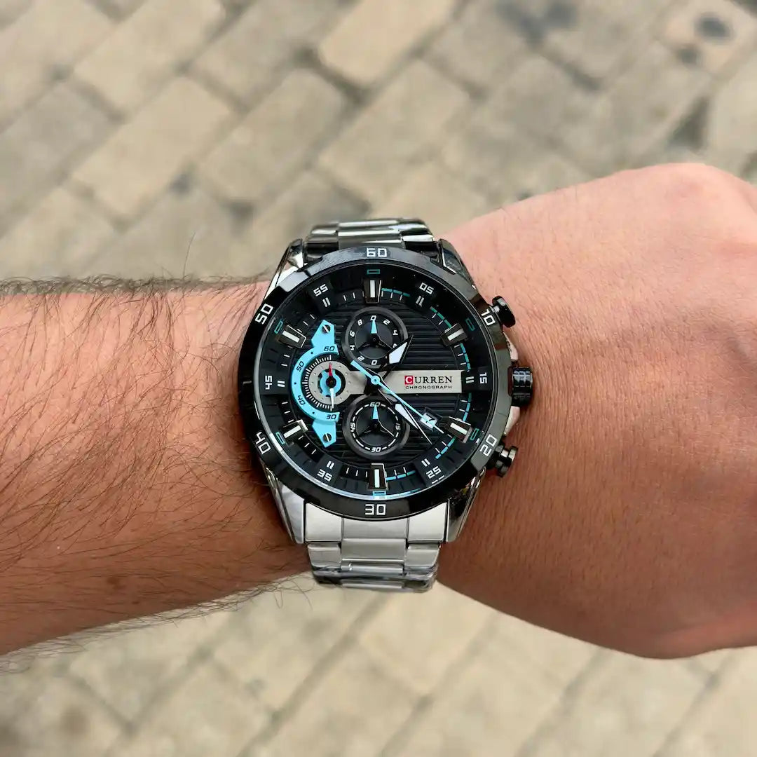 Reloj Curren 8402 Plata Azul puesto en muñeca hombre look casual elegante