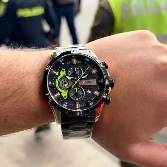 Reloj Curren 8402 cobre negro puesto en muñeca hombre look casual elegante