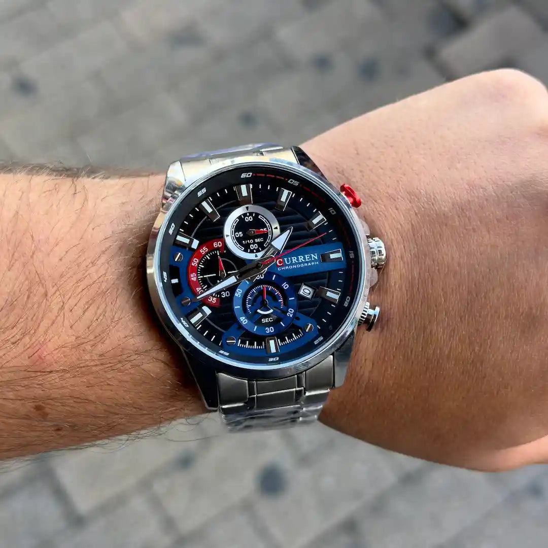 Reloj Curren 8415 Plata Azul puesto en muñeca hombre look casual elegante