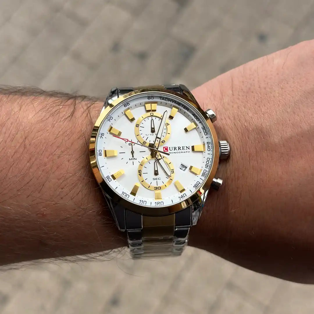 Reloj Curren 8445 bicolor puesto en muñeca hombre look casual elegante